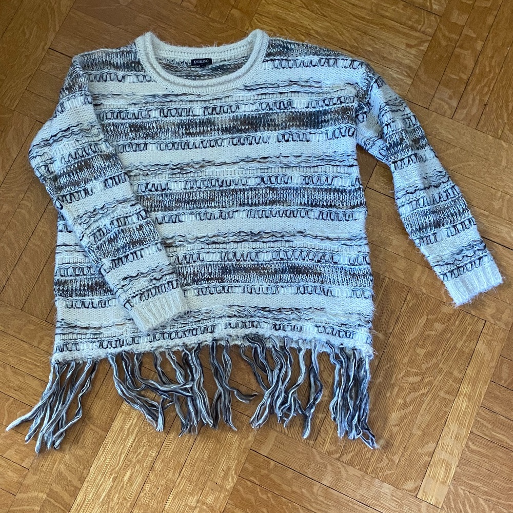 Pullover sweater with horizontal knit.